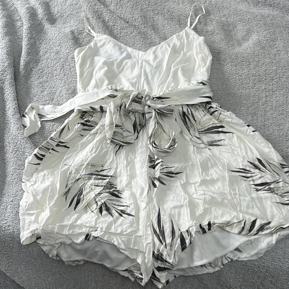 NNW- women’s Fashion Nova romper- size Med - Picture 6 of 8